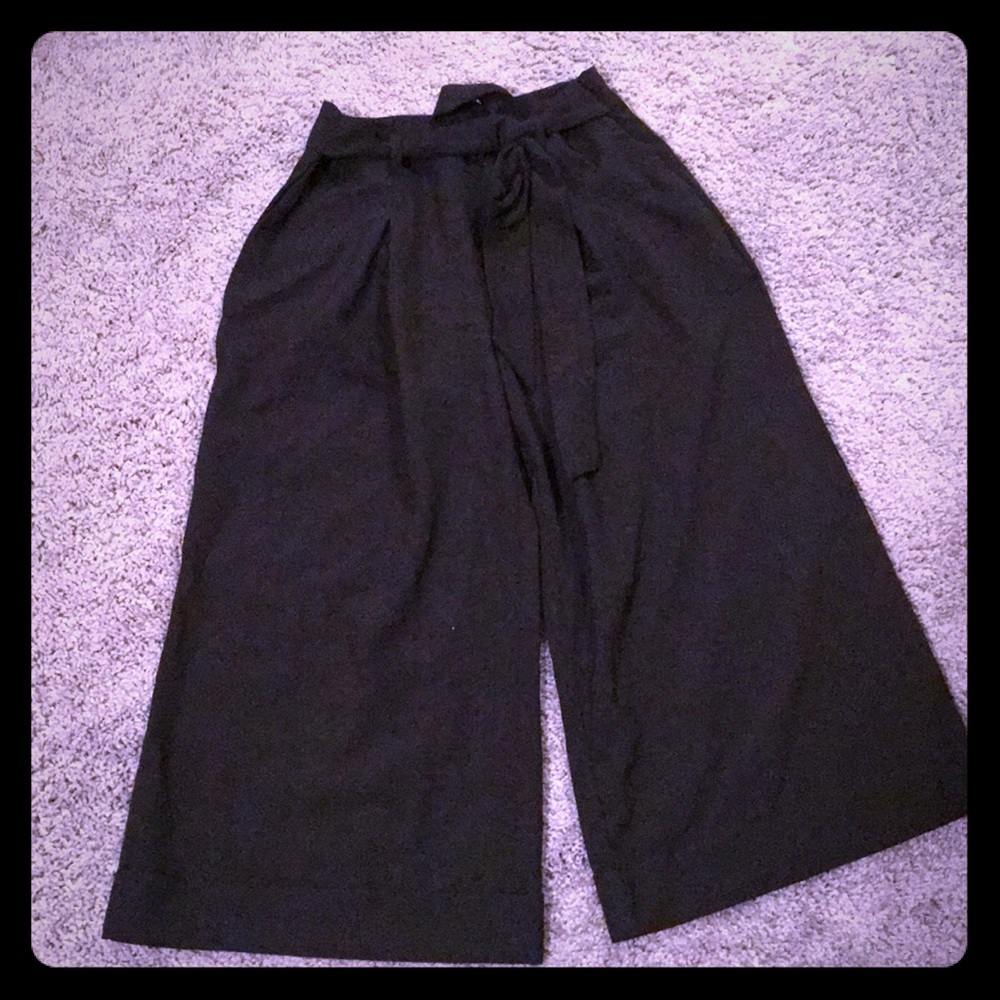 Super cute black culottes